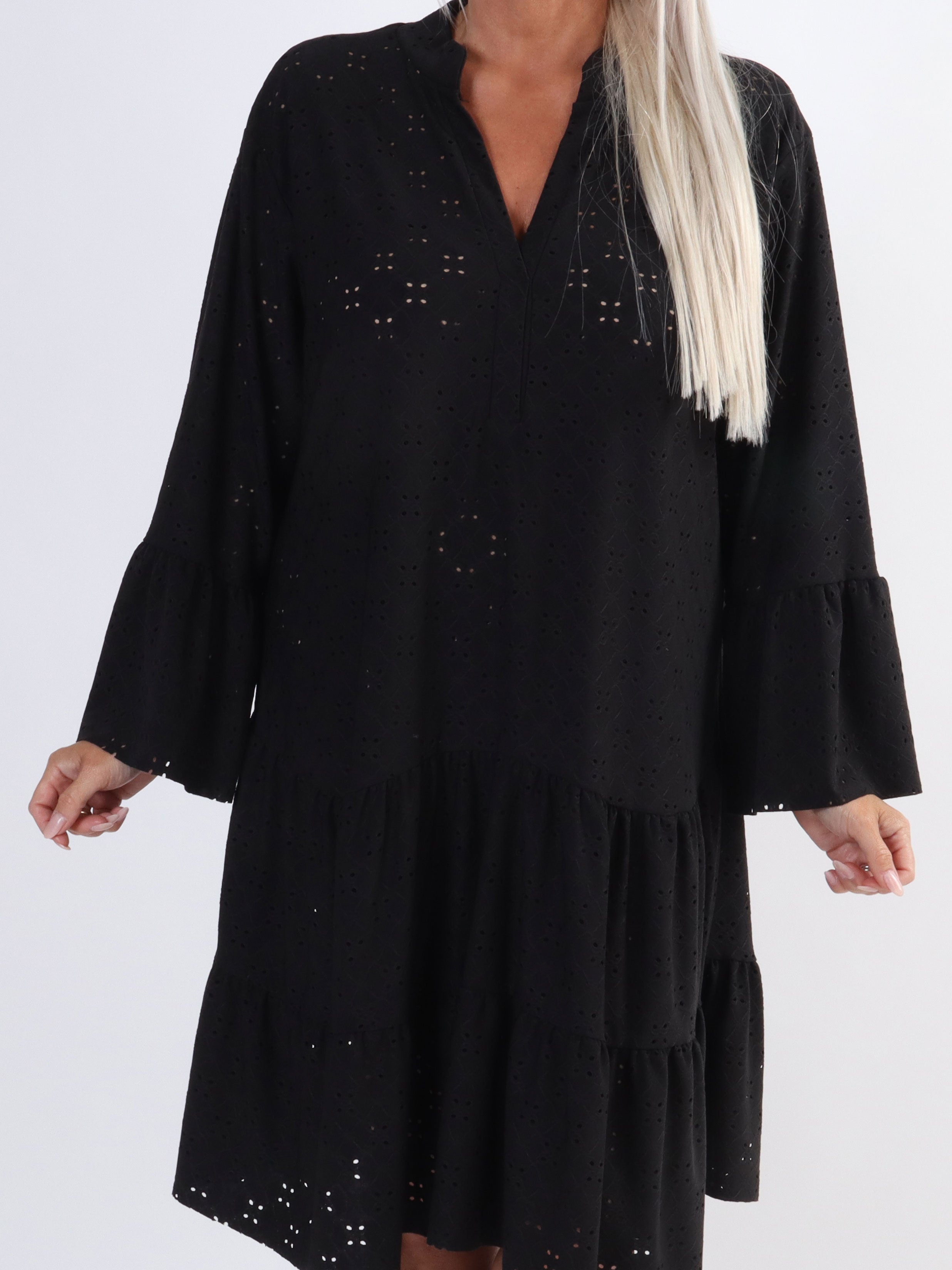 Indiana - Sød elastisk plus size kjole i broderi anglaise